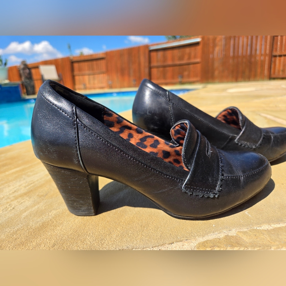 Clark's black leather heeled pumps